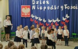Dzieci tańczą  w kole .