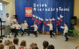 Dzieci tańczą  w kole .