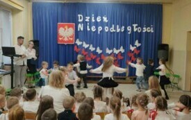 Dzieci tańczą  w kole .