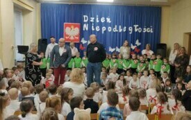 Goście wręczają prezenty.