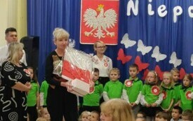 Dzieci stoją ,uśmiechają się .