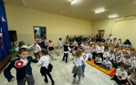 Dzieci tańczą taniec ludowy . 