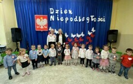 Dzieci stoją ,uśmiechają się .