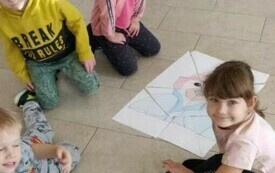 Dzieci układają puzzle z sylwetami znanych misi&oacute;w.