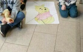 Dzieci układają puzzle z sylwetami znanych misi&oacute;w.