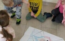 Dzieci układają puzzle z sylwetami znanych misi&oacute;w.