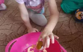 Dziewczynka przelewa wosk przez klucz.