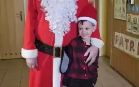 Zdjęcie świętego mikołaja z chłopcem.