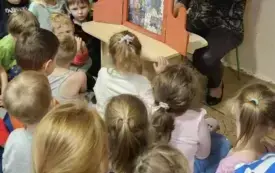 dzieci słuchają nauczycielki opowiadającej bajkę o "Jeżu ze Zgierza"