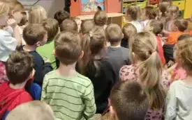 dzieci słuchają nauczycielki opowiadającej bajkę o "Jeżu ze Zgierza"