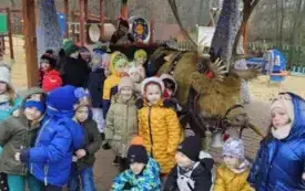 dzieci oglądają zaprzęg Świętego Mikołaja