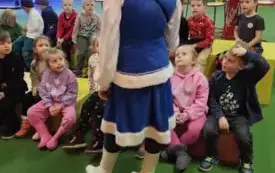 dzieci uczestniczą w zajęciach w mennicy 