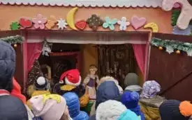 dzieci słuchają bajki o Jasiu i Małgosi