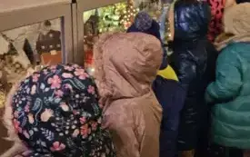 Dzieci oglądają świąteczne dekoracje