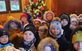 Dzieci oglądają pok&oacute;j Świętego Mikołaja