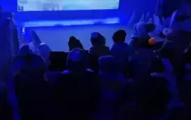 Dzieci oglądają projekcję filmu