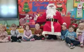 Zdjęcie dzieci z grupy pierwszej z mikołajem.