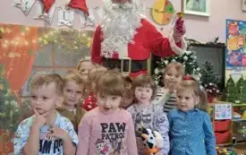 Dzieci z grupy drugiej z mikołajem.