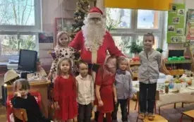 Dzieci z grupy piątej z mikołajem.