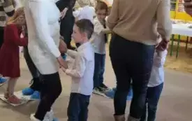 babcie i dziadkowie tańczą wsp&oacute;lnie z dziećmi na gazetach . 