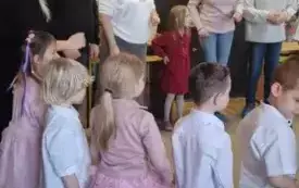 babcie i dziadkowie tańczą wraz dziećmi. Uśmiechają się.