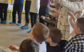 Babcie i dziadkowie tańczą wraz dziećmi. Uśmiechają się.