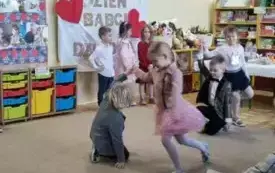 Dzieci tańczą Polkę dla babci i dziadka. 