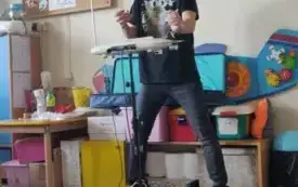 Prowadzący gra na instrumencie. 