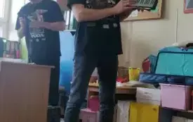 Prowadzący prezentuje instrument.