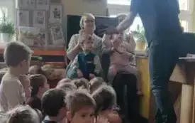 Dzieci wraz z nauczycielkami grają na instrumencie. 