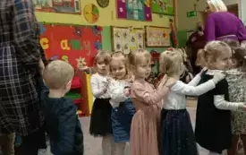 Dzieci jadą w pociągu
