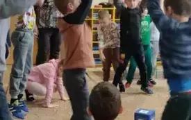 Dzieci podskakują i uśmiechają się .