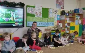 Nauczyciel czyta zadanie z treści ,dzieci rozwiązują zadanie. 