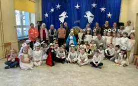 Zdjęcie grupowe dzieci, nauczyiceli i pensjonariuszy z Senior Vigor. 