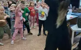Dzieci naśladują tancerkę