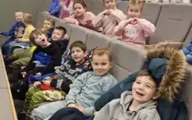 Dzieci oglądają film