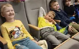 Dzieci oglądają film