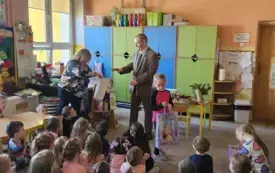 Pan Leśnik wręcza dziecku nagrodę za udział w konkursie