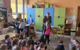 Pan Leśnik wręcza dziecku nagrodę za udział w konkursie