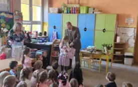 Pan Leśnik wręcza dziecku nagrodę za udział w konkursie