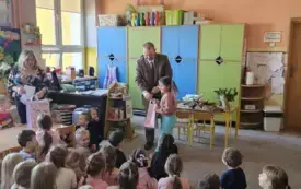 Pan Leśnik wręcza dziecku nagrodę za udział w konkursie