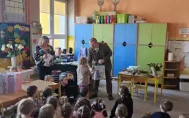 Pan Leśnik wręcza dziecku nagrodę za udział w konkursie