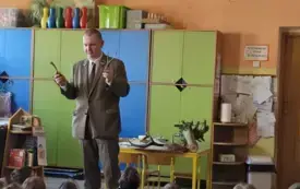 Leśnik pokazuje dzieciom poroże sarny