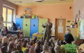 Leśnik pokazuje dzieciom poroże sarny