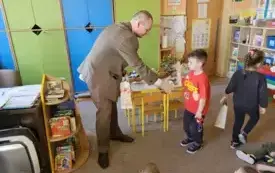 Pan Leśnik wręcza dziecku nagrodę za udział w konkursie