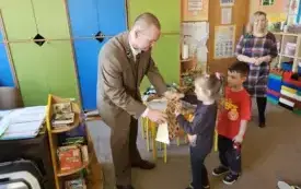 Pan Leśnik wręcza dziecku nagrodę za udział w konkursie
