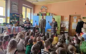 Pani Dyrektor przedstawia dzieciom Pana Leśnika