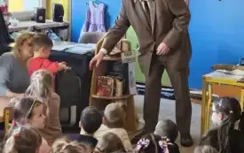 Pan Leśnik wręcza dziecku nagrodę za udział w konkursie