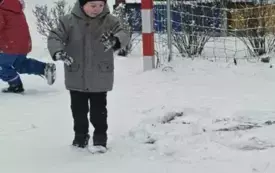 Dzieci bawią się na śniegu.