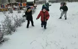 Dzieci bawią się na śniegu.